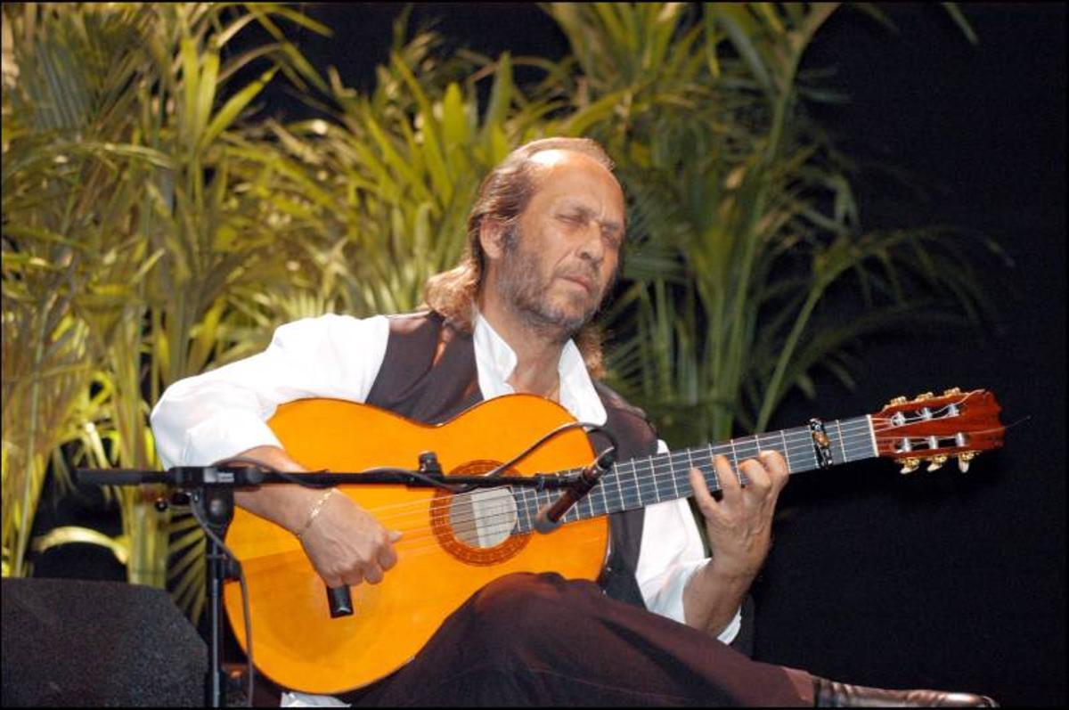 Paco de Lucía cerraba los ojos mientras cantaba porque "era muy tímido"