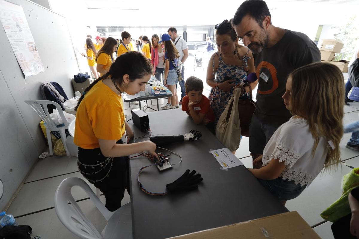 Miles de jóvenes se acercan a la ciencia en la Expociencia en el Parc Científic de la UV