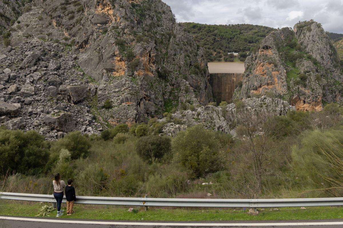 Vista de la presa y embalse de Montejaque este domingo, 8 de febrero