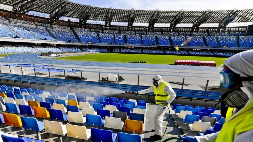 Operarios desinfectan las gradas del estadio San Paolo de Nápoles.