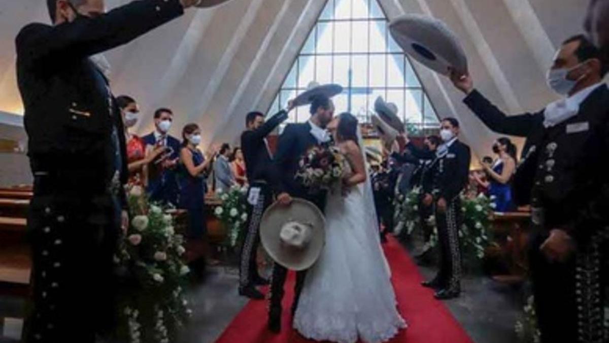 Una amante embarazada llega a la boda de él con su mujer: &quot;aquí está tu bebé&quot;