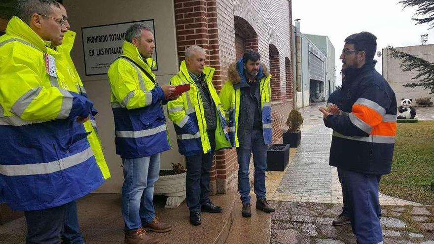 Vecinos de Soutolongo y Doade, junto a Casares, ayer, en la factoría de la empresa RMD en León.