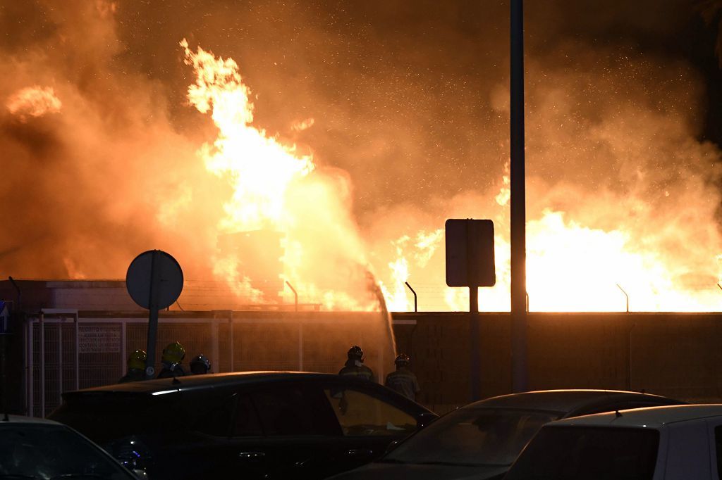 Estas son las imágenes que el aparatoso incendio de Puente Tocinos ha dejado este sábado