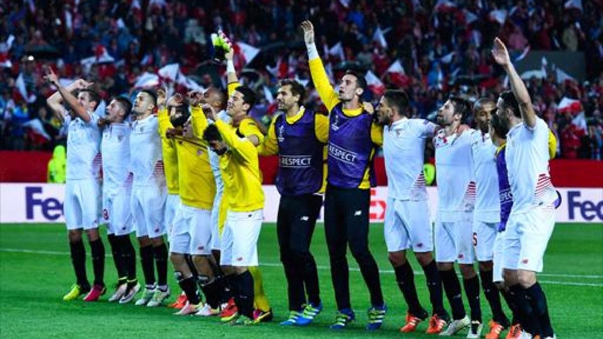 Los jugadores del Sevilla celebran el pase a la final.