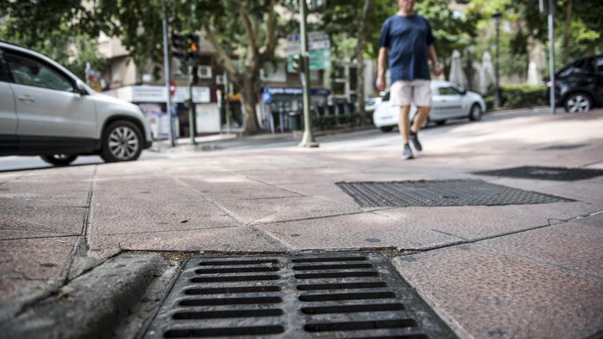 Los vecinos de la avenida Virgen de la Montaña de Cáceres se quejan de una plaga de cucarachas