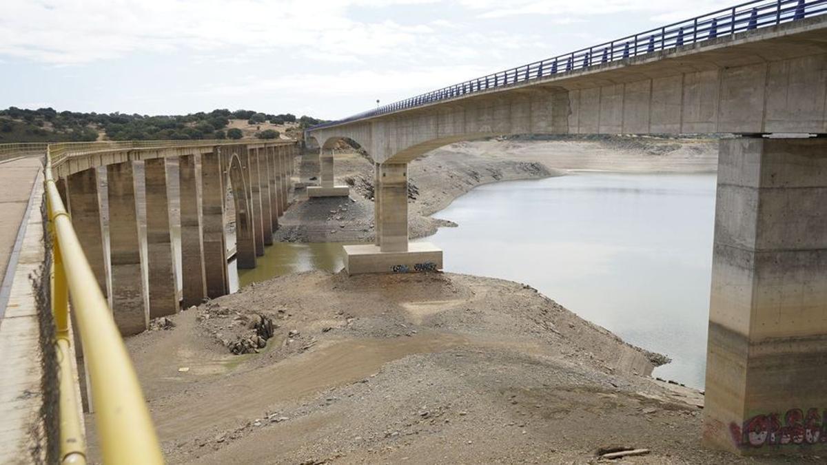 El embalse de Ricobayo bajo mínimos en la zona del puente de Manzanal. /JOSÉ LUIS FERNÁNDEZ