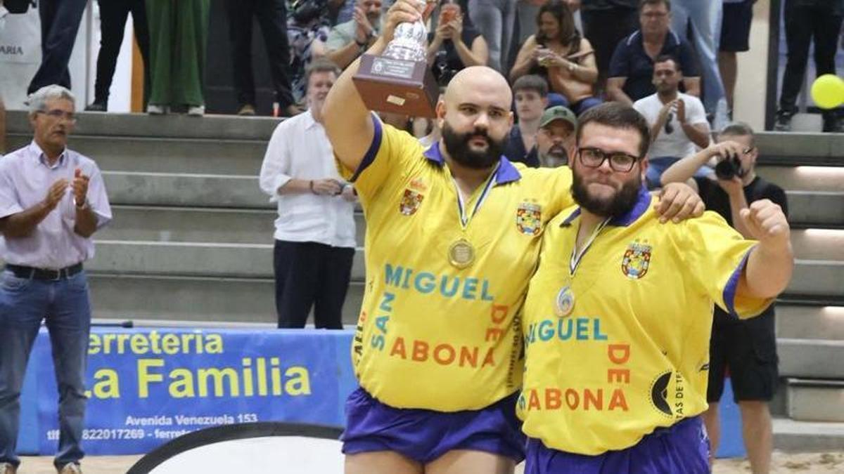 Los capitanes del Chimbesque, con el título copero.