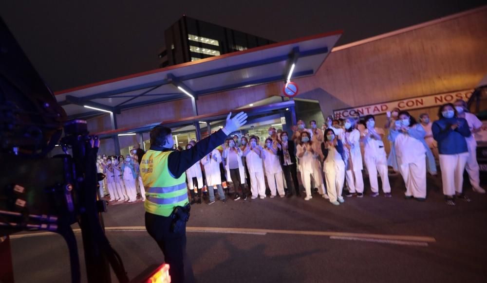 Homenaje de Policía, Guardia Civil y Bomberos al personal sanitario del HUCA