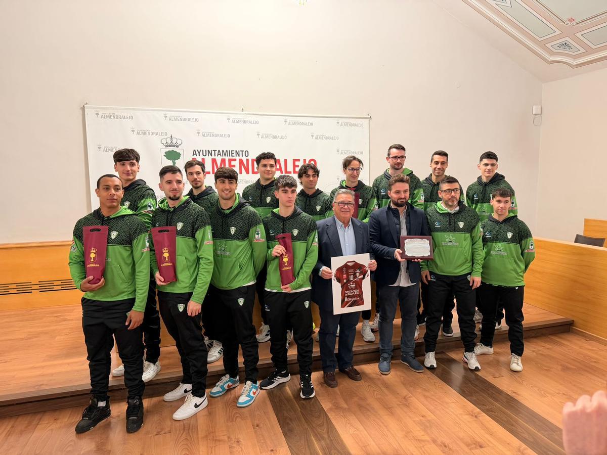 Equipo del Voleibol Almendralejo recibido por el alcalde.