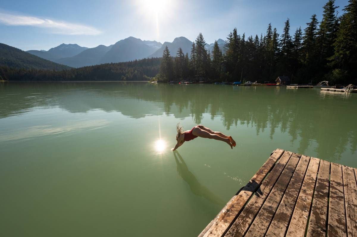 La natación salvaje o wild swimming es tendencia ¿Te animas a practicarla este verano? Estas son las claves