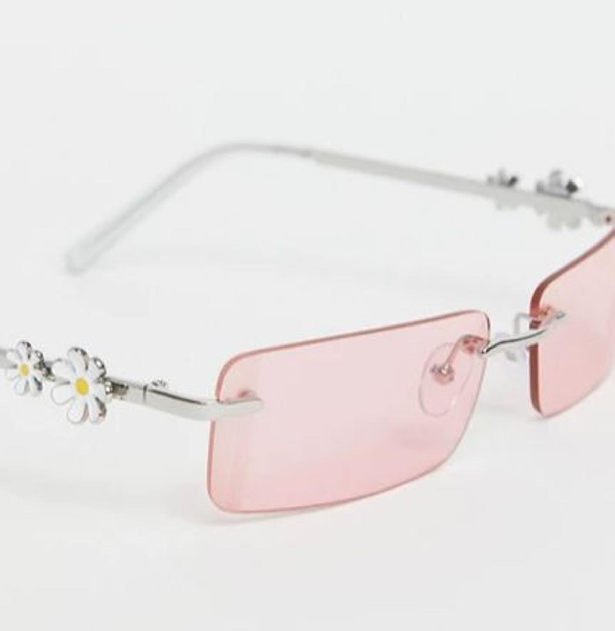 Gafas de sol con montura al aire estilo años 90 con lentes rosas y charms de margaritas en las patillas de ASOS DESIGN