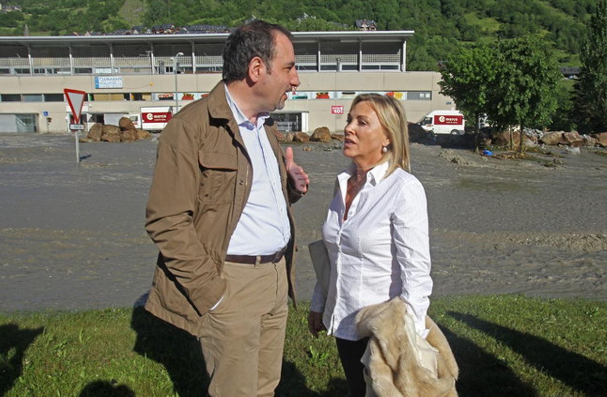 El conseller Ramon Espadaler parla amb la delegada del Govern central a Lleida, Inmaculada Manso, aquest dimecres en Viella. El conseller Ramon Espadaler parla amb la delegada del Govern central a Lleida, Inmaculada Manso, aquest dimecres en Viella.