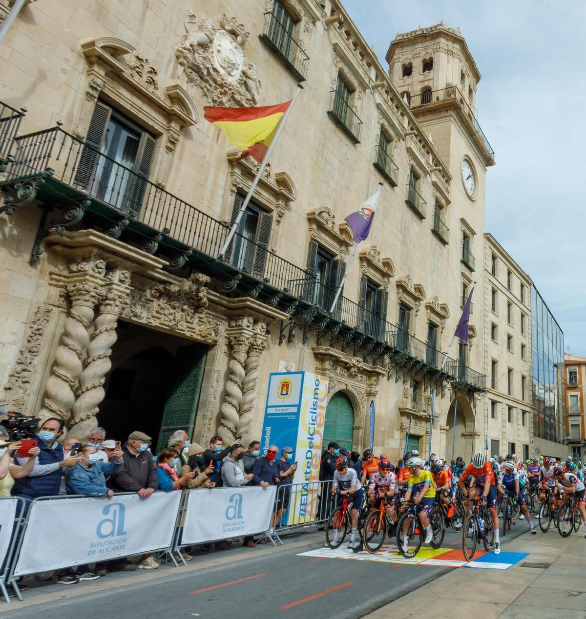 Imagen de archivo de la pasada edición de la Vuelta a la Comunidad Valenciana a su paso por el ayuntamiento de Alicante.