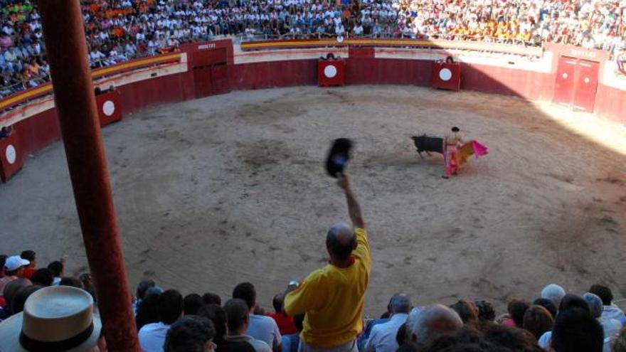 Aspecto de la tradicional novillada de Sant Agustí del pasado año, con las gradas abarrotadas.