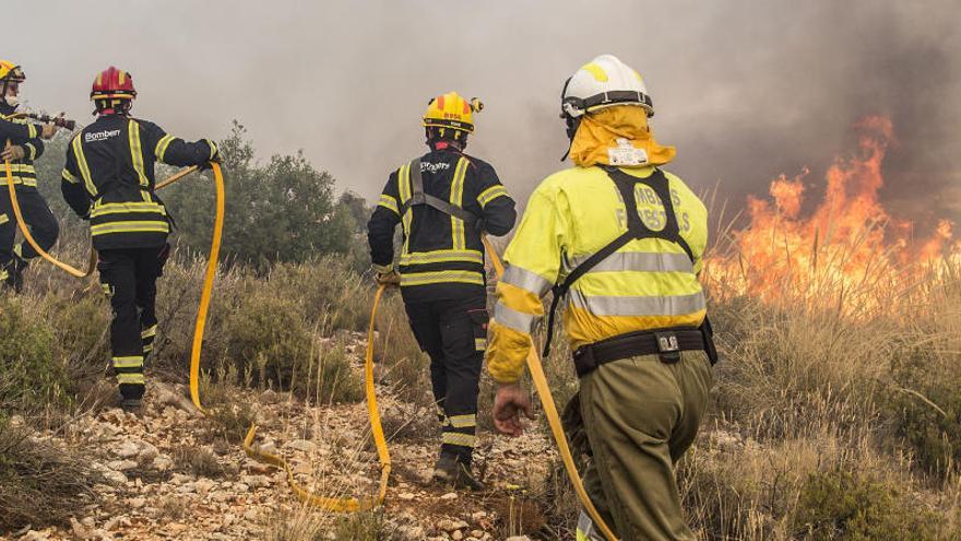 Efectivos trabajando en las labores de extinción.