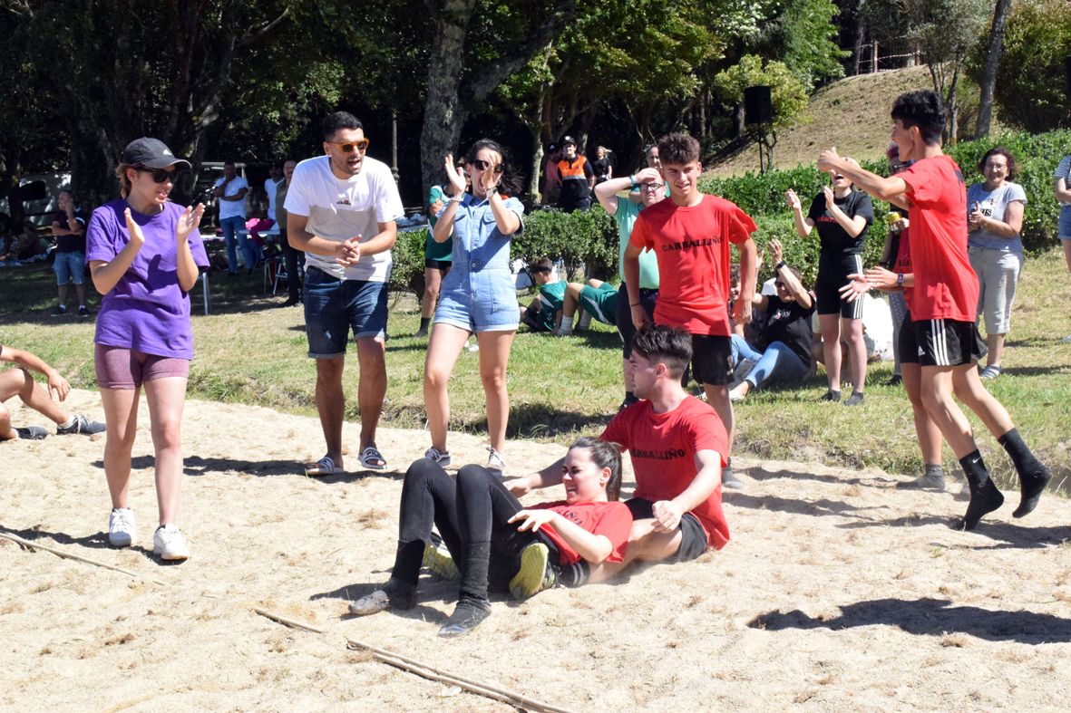 Las Olimpiadas de Aldea hacen de la playa de Vilarello la fusión de deporte y tradición