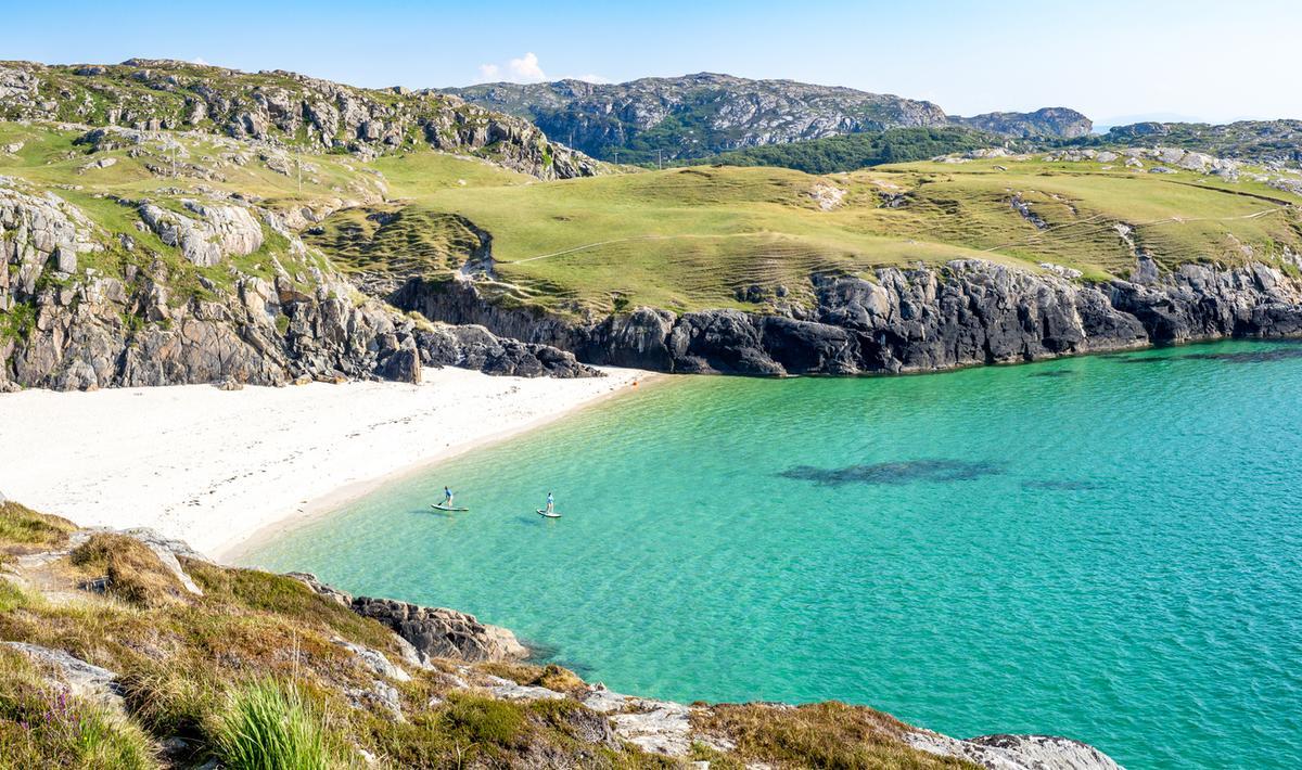 Playa aislada en la bahía de Achmelvich, Escocia