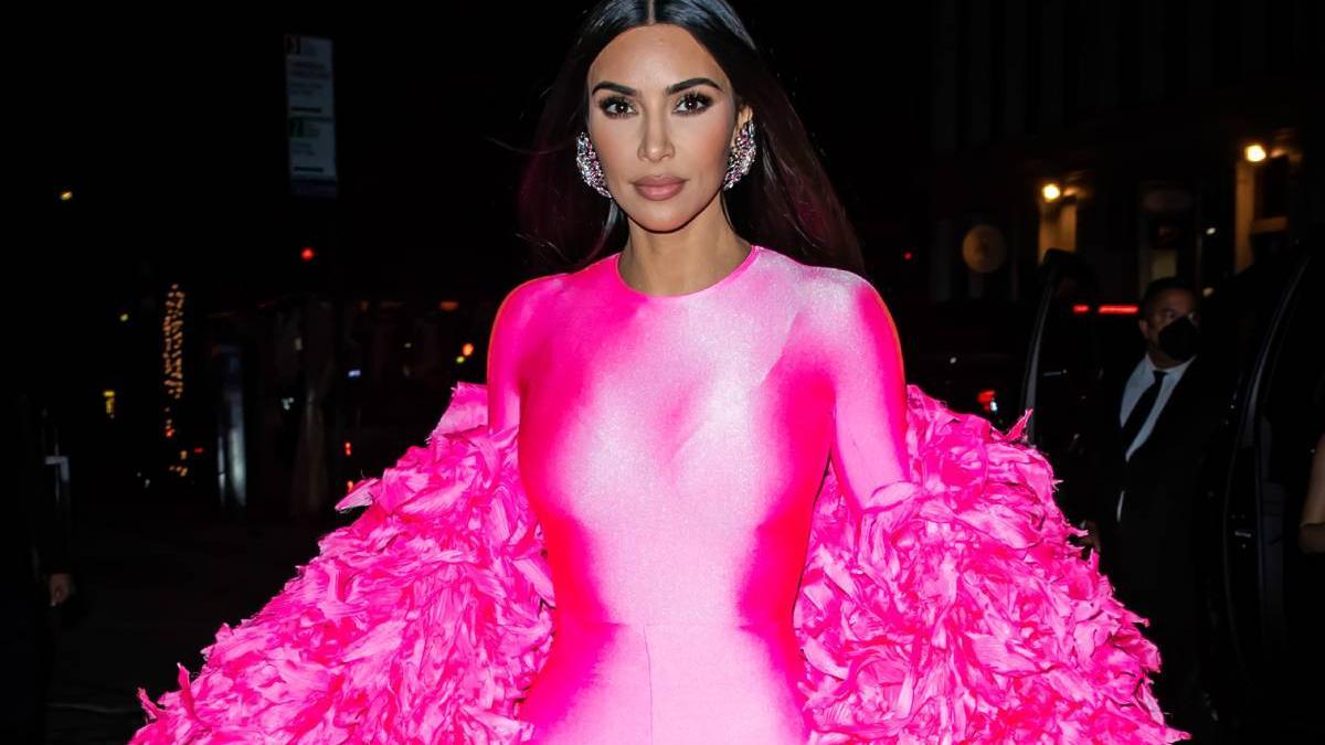 Kim Kardashian con look en rosa tras su participación en SNL