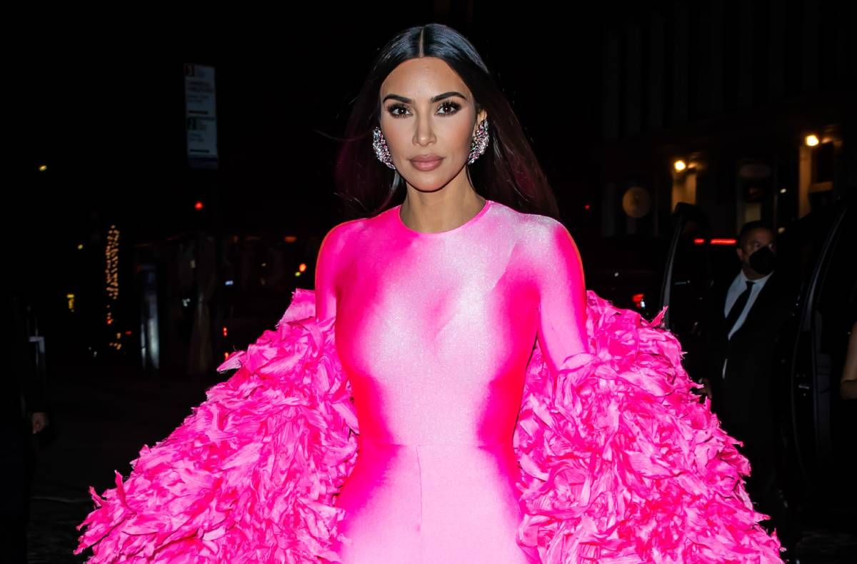 Kim Kardashian con look en rosa tras su participación en SNL