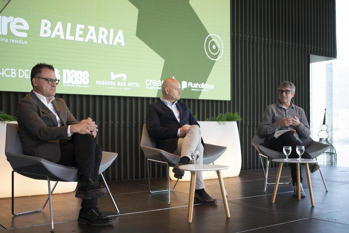 Joserra González de Zárate, Raúl Llobell y Josep Signes participaron abordaron la gestión de residuos.
