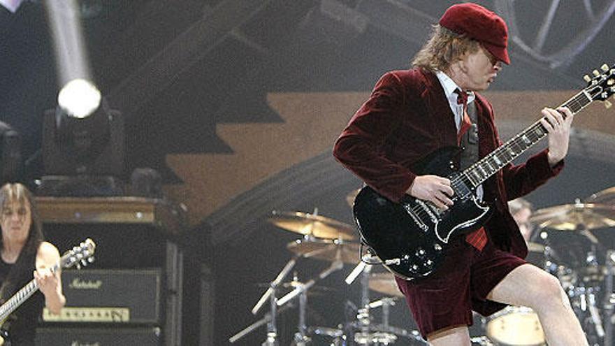 Angus Young, con Malcolm Young al fondo.