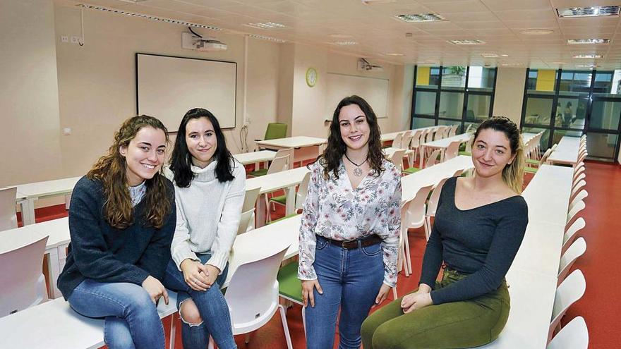 Victoria, Ada, Raquel y Marina en una de las aulas de la Facultad de Medicina.