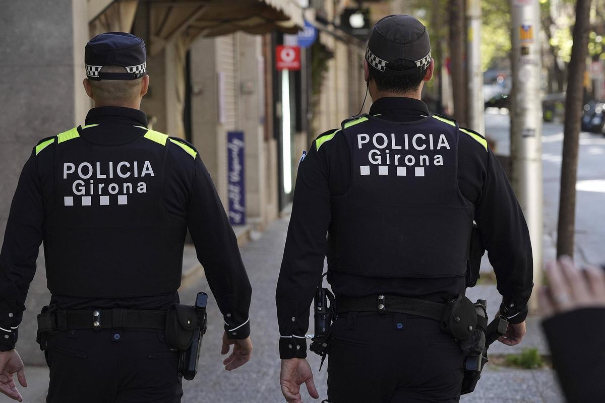 Dos agents de la Policia Municipal, en una imatge d'arxiu.