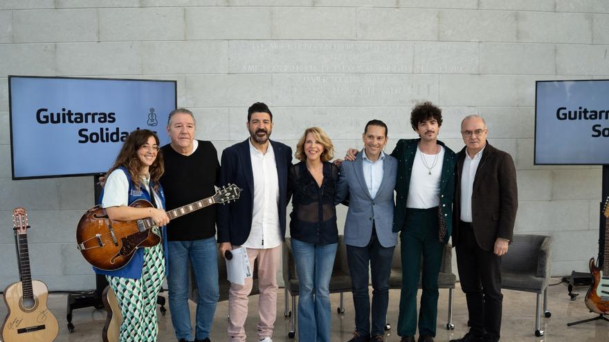 Alejandro Sanz, Arde Bogotá, Estopa y Rozalén donan sus guitarras por la dana