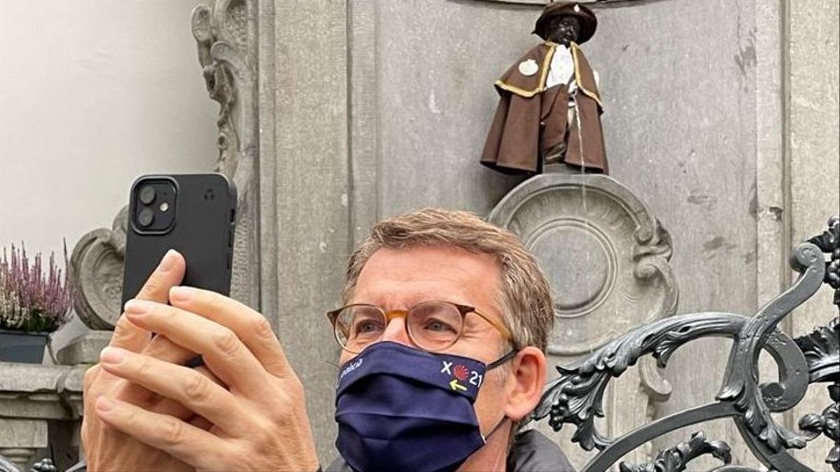 Feijóo toma un 'selfie' delante del 'Manekken Pis' vestido de peregrino, hoy en Bruselas.