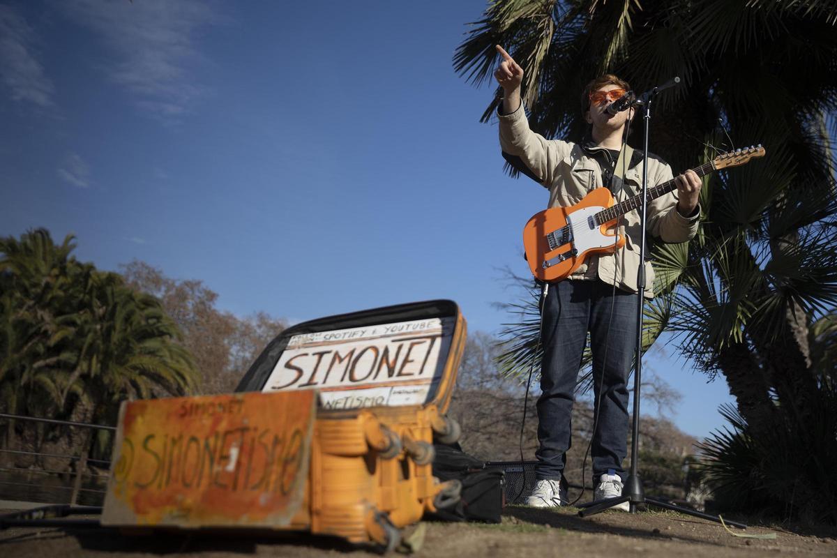 En la foto, SIMONET, cantautor sin licencia municipal, actuando en el Parc de la Ciutadella Fotografía de Ferran Nadeu