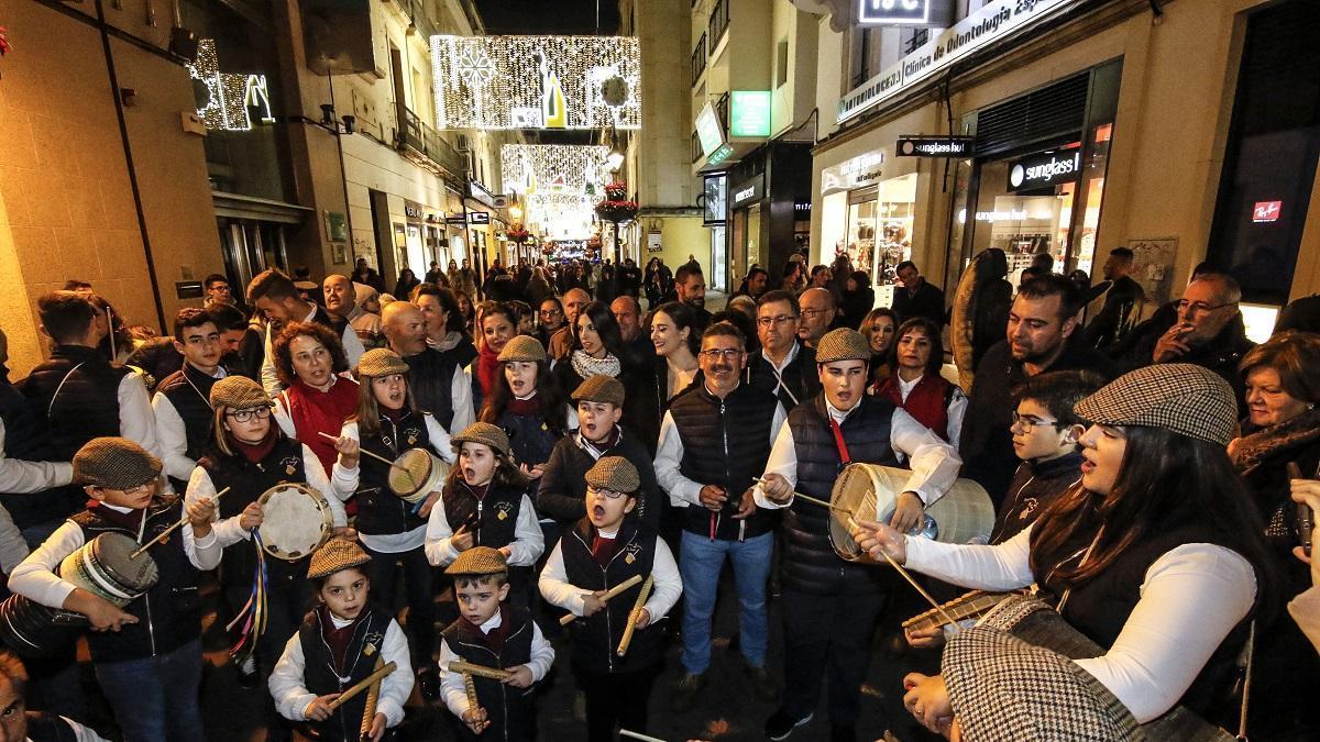 Pasacalles de campanilleros y zambombas de la provincia en el centro de la capital cordobesa, en la Navidad del 2019.