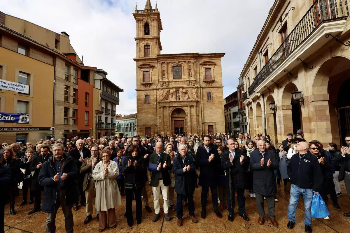 EN IMÁGENES: Asturias se suma al minuto de silencio por los guardias civiles asesinados en Barbate