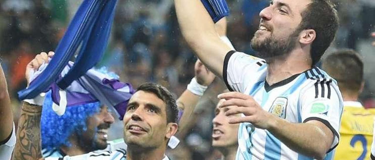 Augusto Fernández, a la izquierda, festeja la clasificación para la final de Argentina.