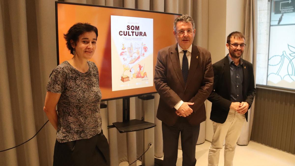 El president del Patronat de Turisme, Miquel Noguer, amb el vicepresident, Joan Planas, i la il·lustradora del cartell de Som Cultura en la presentació del festival.