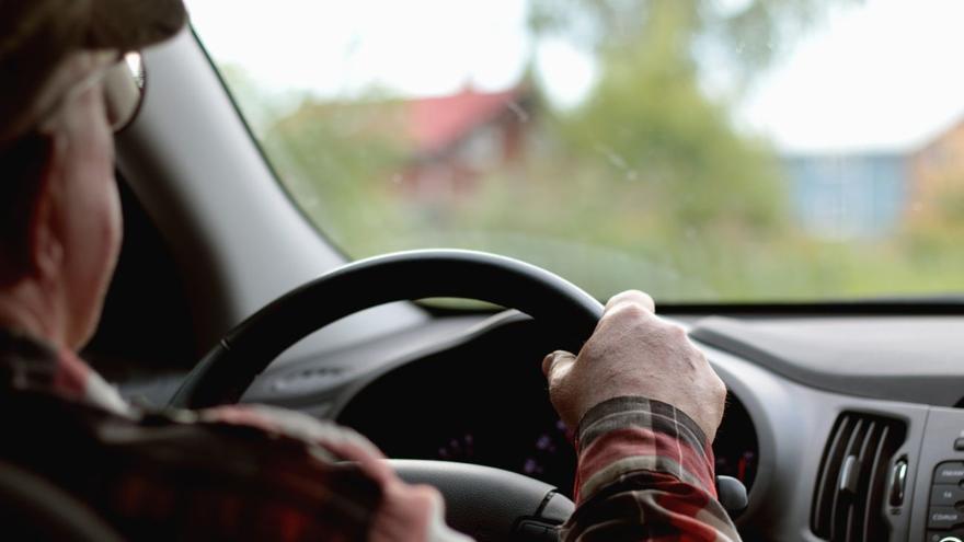 La DGT se pone seria: ¿se retira el carné de conducir a los mayores de 65 años?