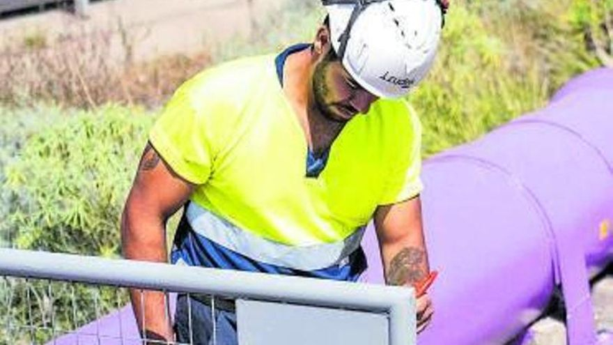 Un operario durante unos trabajos en la red de agua de regadío en el sur de Tenerife.