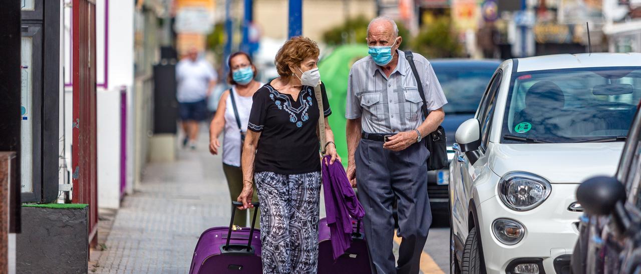 Turistas por las calles de Benidorm.