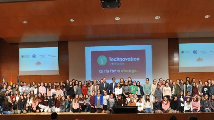Las más de 200 niñas participantes en la iniciativa Technovation Challenge.