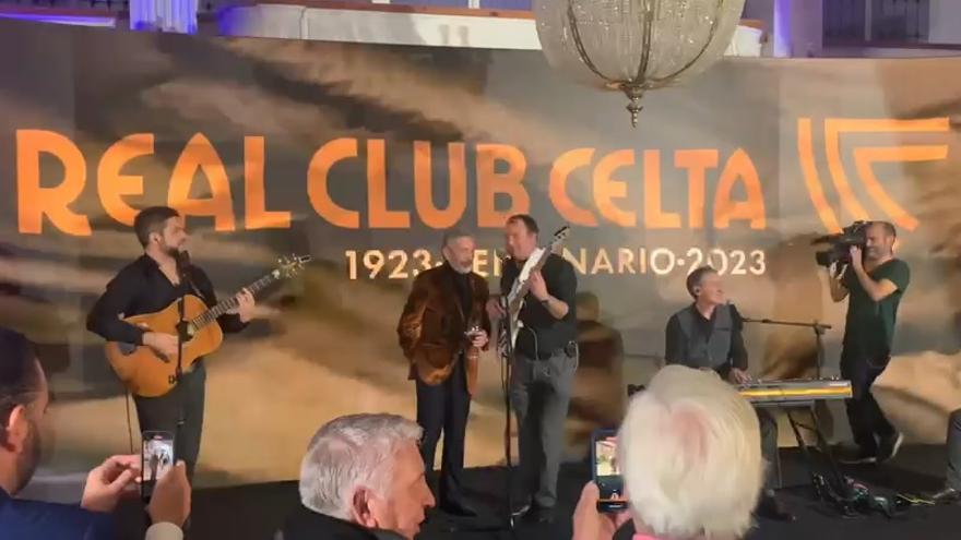 Carlos Mouriño se arranca a cantar con A Roda para celebrar el centenario del Celta