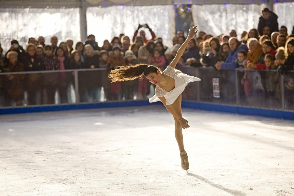 Exhibición de patinaje sobre hielo en la pista de Gijón