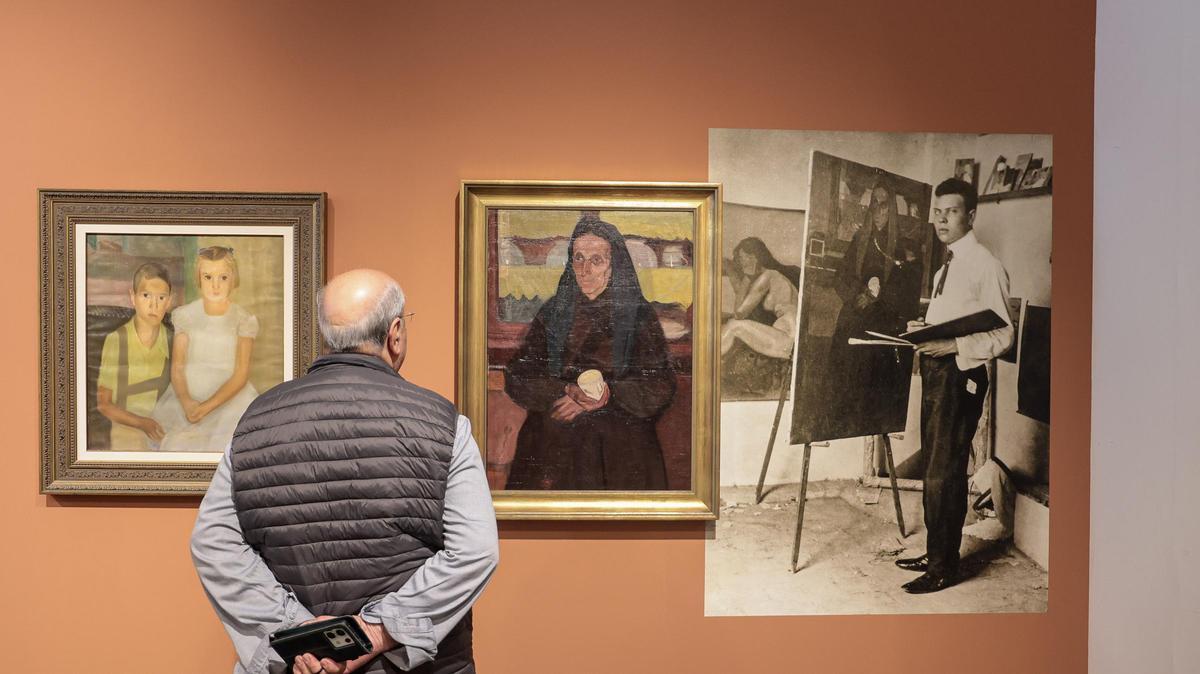 "La Anciana" junto a una fotografía de Emilio Varela pintando el cuadro