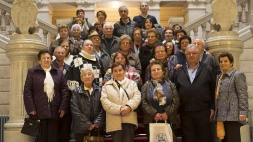 Mayores de los Oscos, Taramundi y Castropol visitan el Parlamento