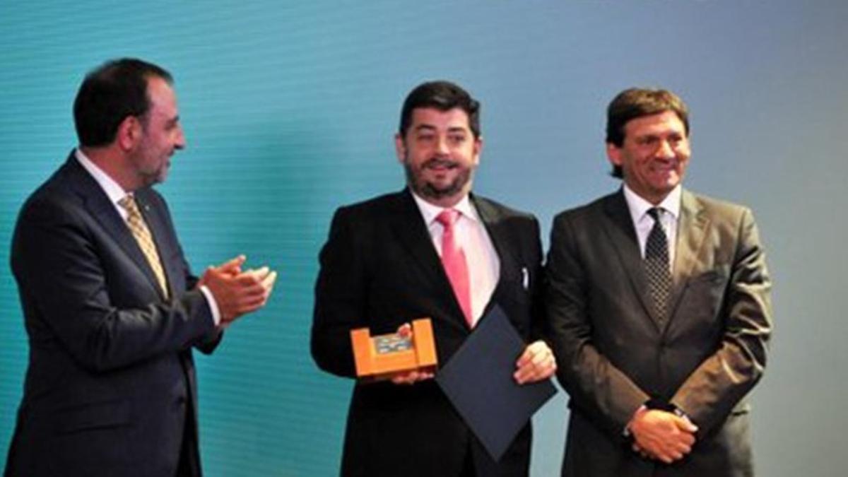 Daniel Vosseler, en el centro, con el premio, junto al conseller Espadaler.