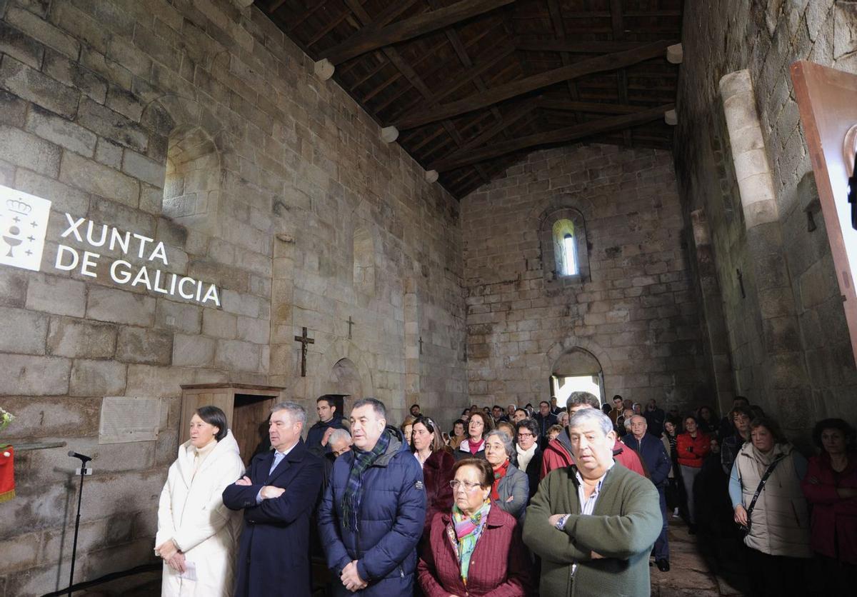 Autoridades locales y autonómicas junto a los vecinos de Dozón en la misa de ayer.   | // BERNABÉ/JAVIER LALÍN