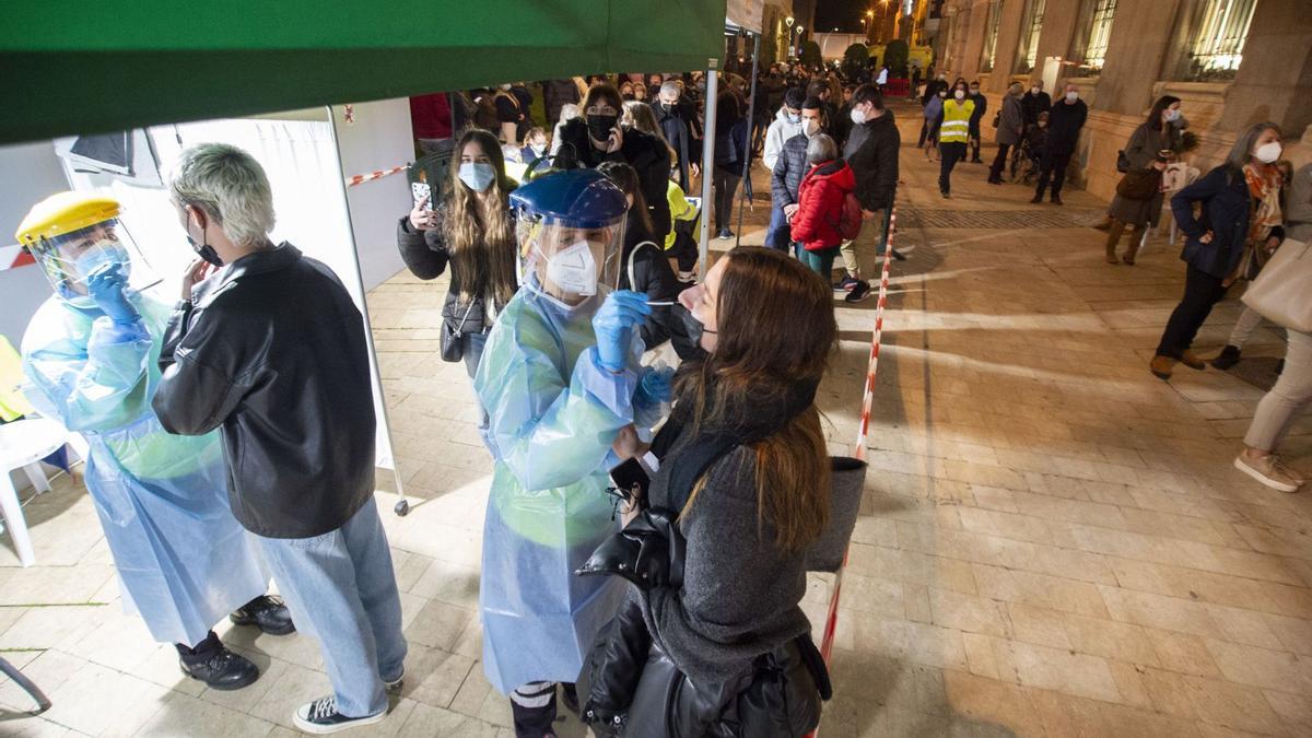 Colas en la Región para hacerse test de antígenos.