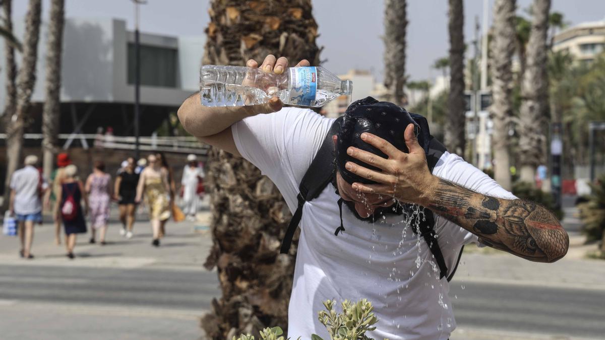 Un hombre se refresca en Alicante para intentar combatir la ola de calor