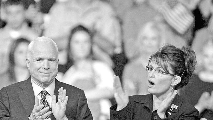 Sara Palin, en un mitin junto a John McCain