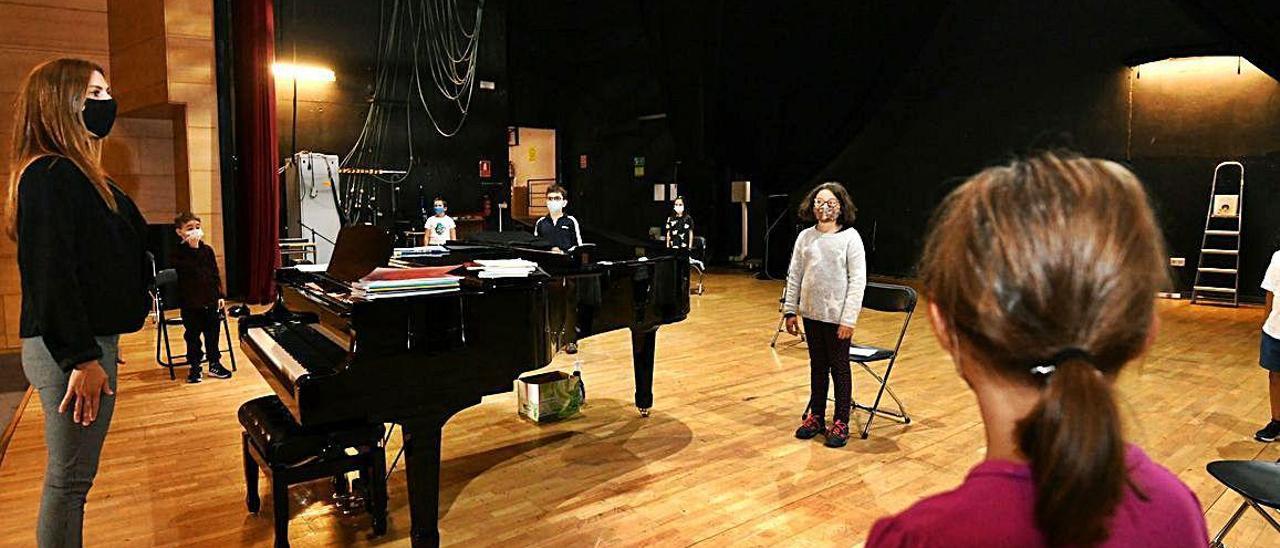 El escenario del Auditorio se utiliza como aula.