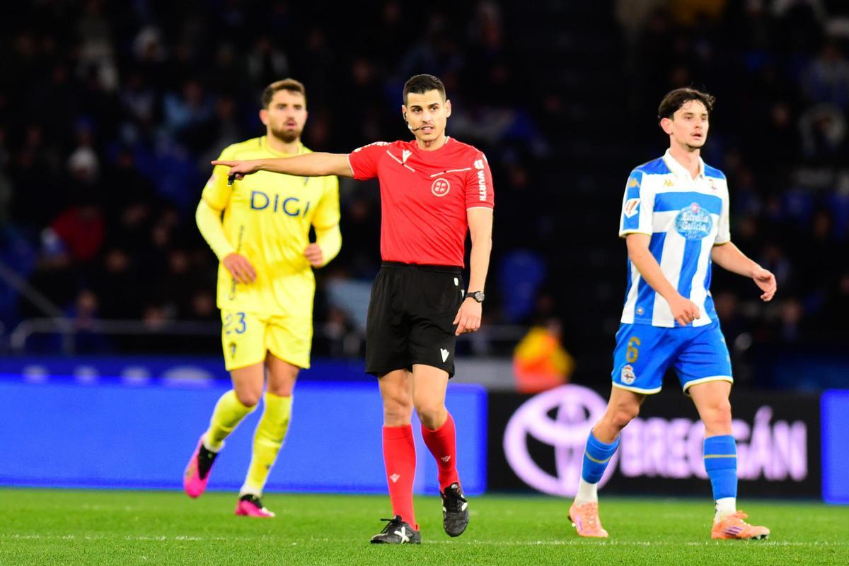 El Dépor estrena 2026 a medias y empata con el Cádiz en Riazor (2-2) El Dépor estrena 2026 a medias y empata con el Cádiz en Riazor (2-2)