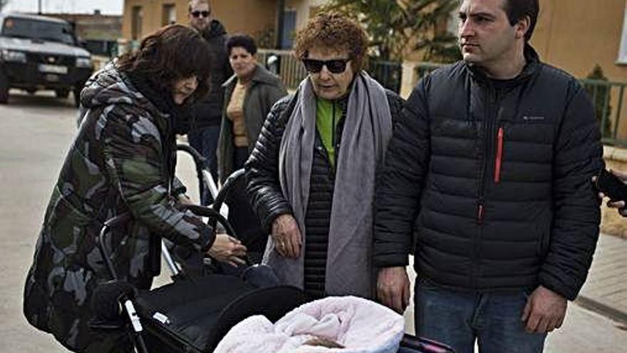 Un bebé, junto a sus padres y su bisabuela, en el municipio zamorano de Andavías.